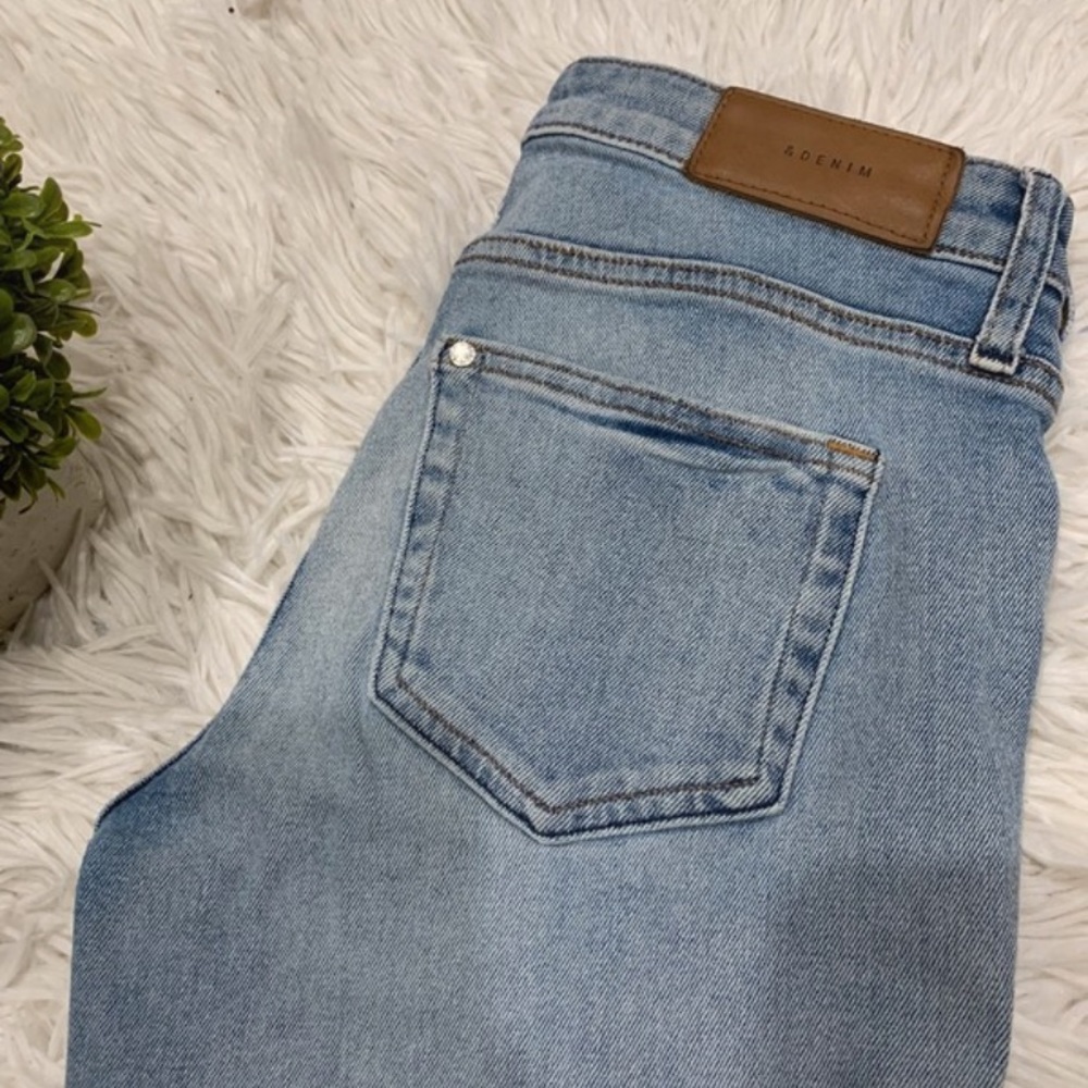 Light-Wash Ripped Jeans - Picture 7 of 8